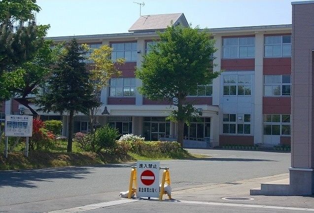 近くの潟上市立天王中学校まで750m（徒歩10分）