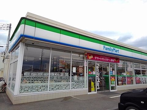 近くのファミリマート豊浦北町店まで500m（徒歩7分）