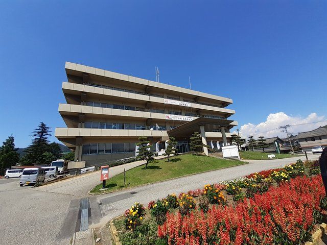 近くの村上市役所まで800m（徒歩10分）
