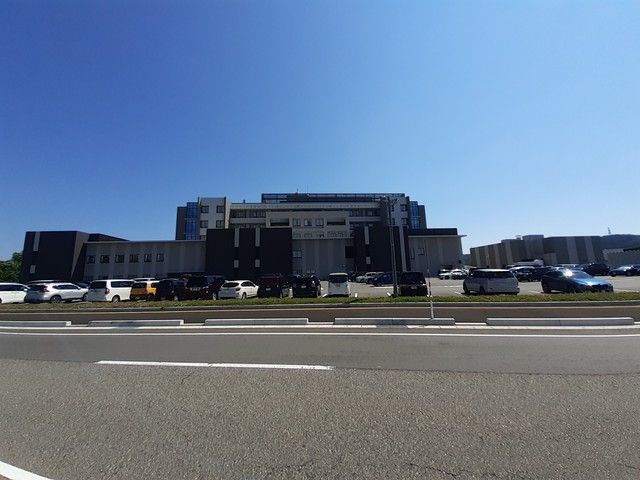 近くの村上総合病院まで2,400m（徒歩30分）