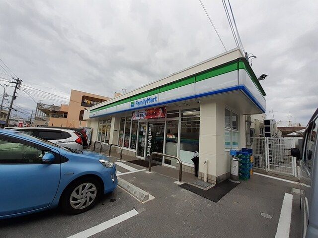 近くのファミマ球陽高校前店まで200m(徒歩3分)