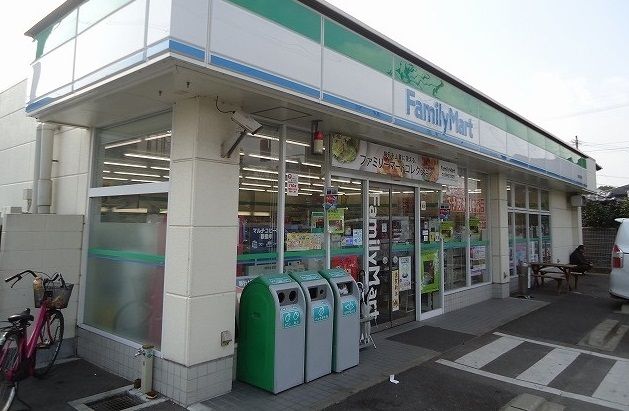 近くのファミリーマートまで800m（徒歩10分）