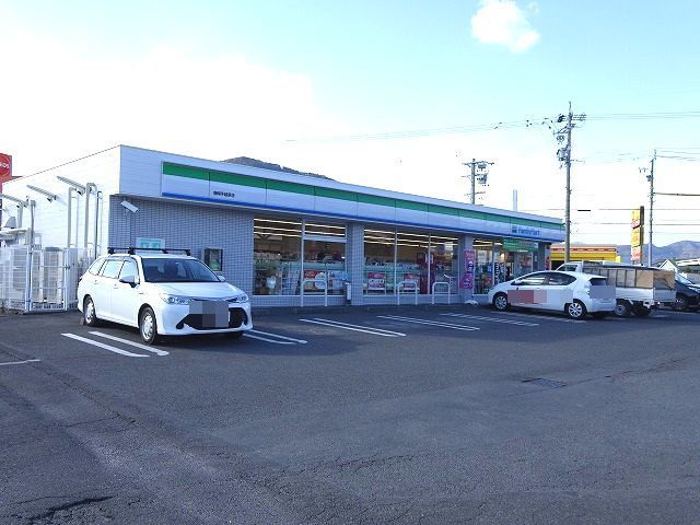 近くのファミリーマートまで550m（徒歩7分）