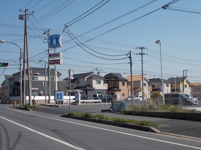近くのローソン市原出津店まで450m（徒歩6分）