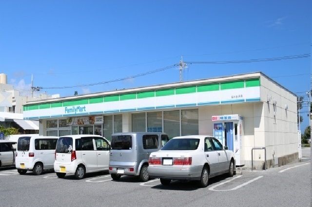 近くのファミリーマート白浜店まで600m（徒歩8分）