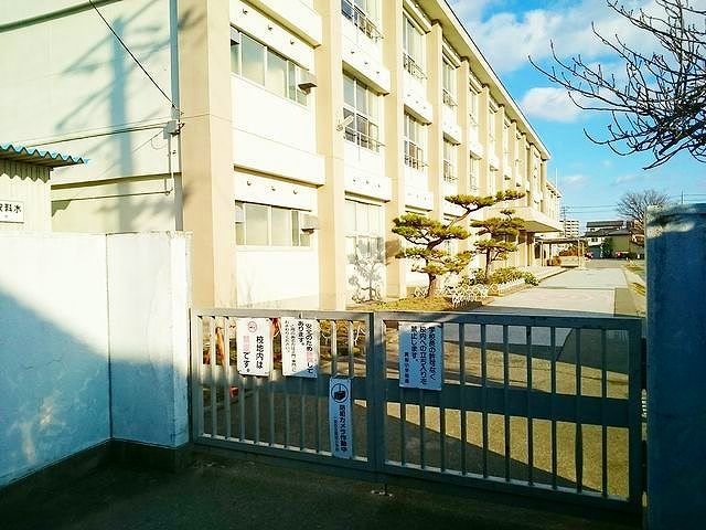 近くの一宮市立　貴船小学校まで850m（徒歩11分）