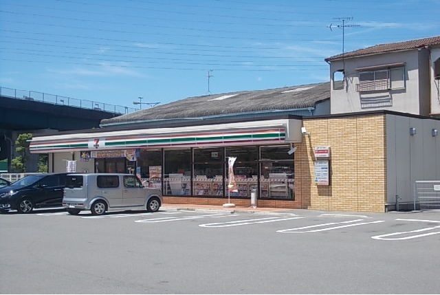 近くのコンビニまで350m（徒歩5分）