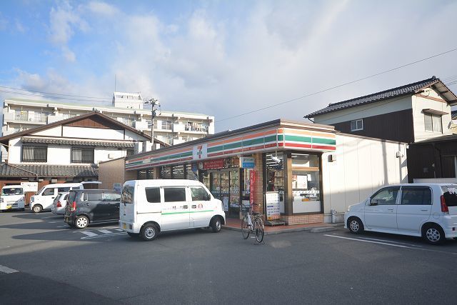 近くのセブン小倉曽根中学校前店まで260m(徒歩4分)