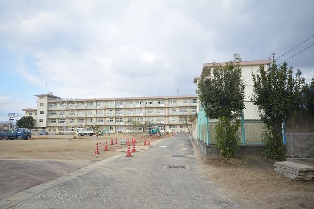 近くの曽根小学校まで550m(徒歩7分)