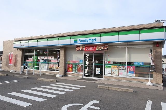 近くのコンビニまで250m（徒歩4分）