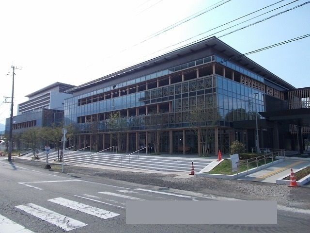 近くの役所まで2,500m（徒歩32分）