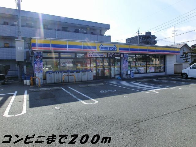 近くのコンビニまで200m（徒歩3分）