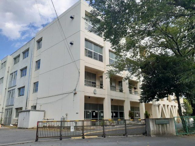 近くの南志津小学校まで1,090m(徒歩14分)