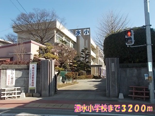 近くの泗水小学校まで3,200m（徒歩40分）