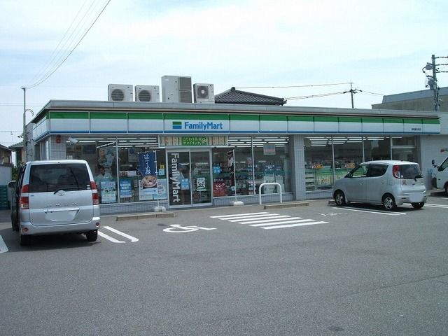 近くのファミリーマート西尾徳永東店まで120m(徒歩2分)