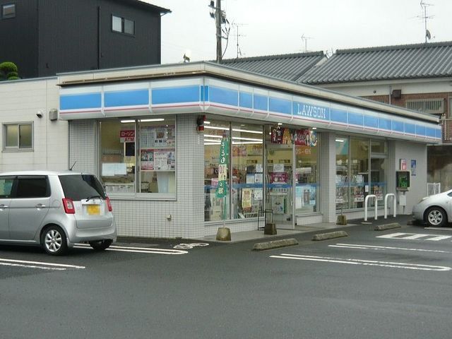 近くのコンビニまで300m（徒歩4分）