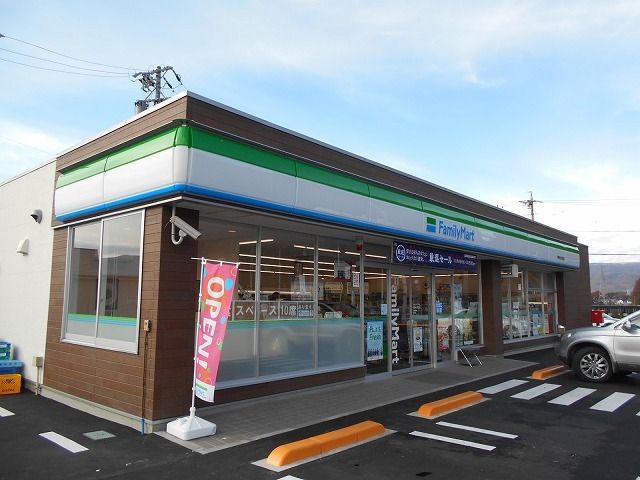 近くのファミリーマート茅野神之原西店まで1,400m(徒歩18分)