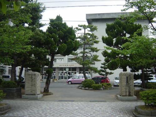 近くの社南小学校まで400m(徒歩5分)