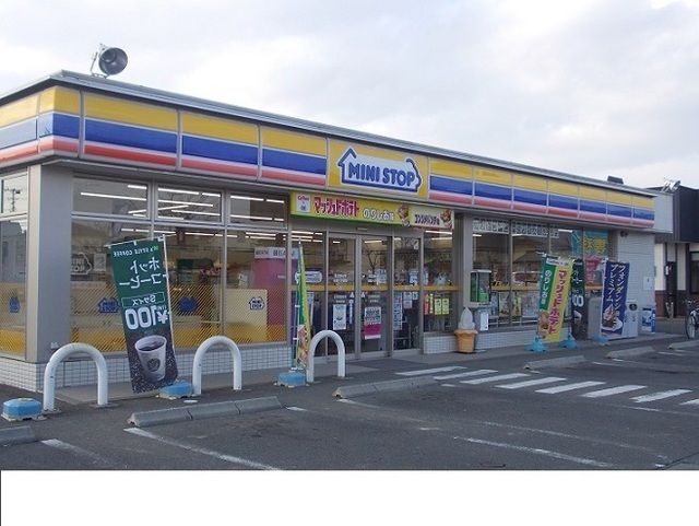 近くのミニストップ八木田店まで700m（徒歩9分）