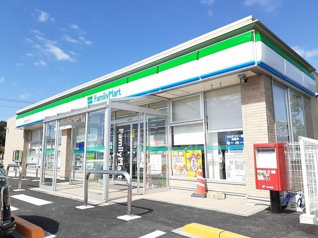 近くのファミリーマート西三島五丁目店まで450m(徒歩6分)