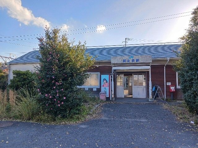 近くのＪＲ波止浜駅まで1,600m（徒歩20分）