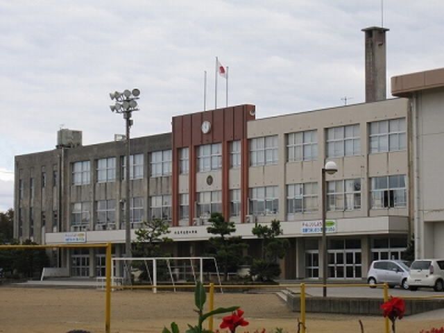 近くの窪小学校まで800m（徒歩10分）