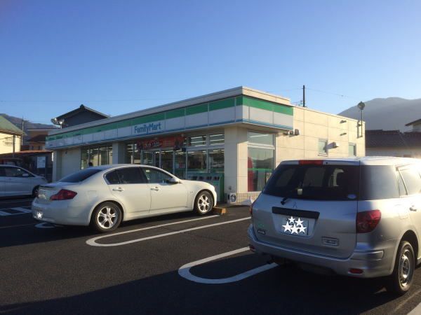 近くのファミリーマートまで700m(徒歩9分)