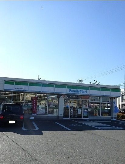 近くのファミリーマートまで260m（徒歩4分）