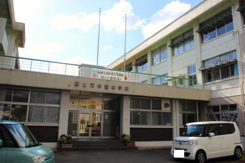 近くの勝山中部中学校まで500m（徒歩7分）