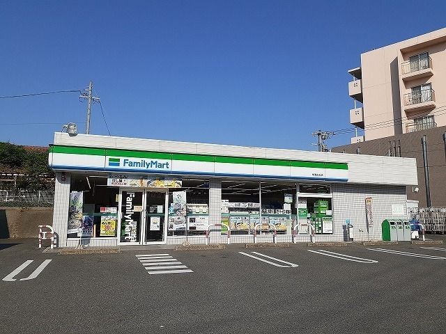 近くのファミリーマート常滑古社店まで500m（徒歩7分）
