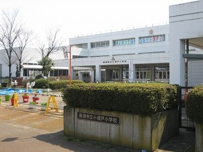 近くの小学校まで220m（徒歩3分）