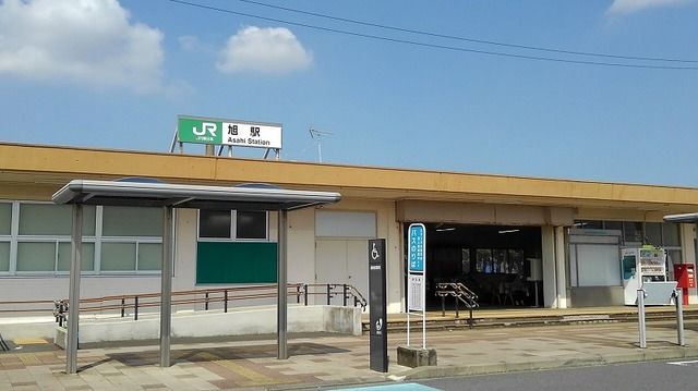 近くのJR旭駅まで820m（徒歩11分）