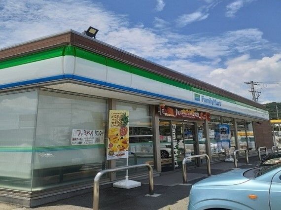 近くのファミリーマート和歌山直川店様まで1,100m(徒歩14分)