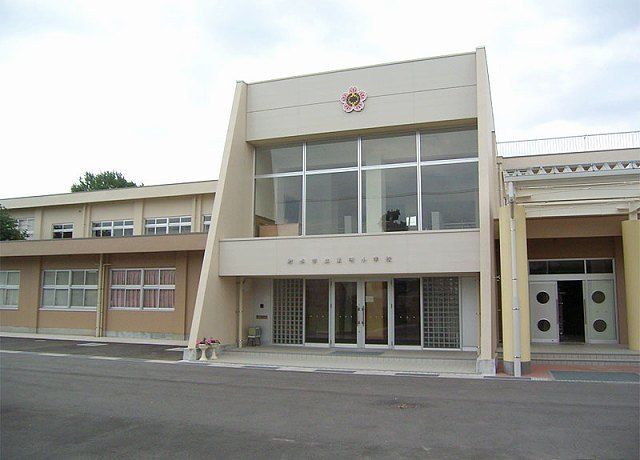近くの東明小学校まで1,600m（徒歩20分）