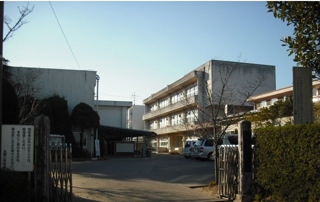 近くの市立五郷小学校まで1,700m（徒歩22分）