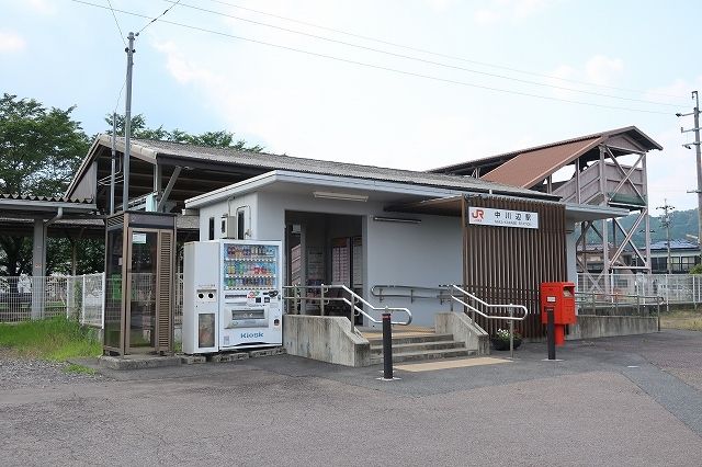 近くの中川辺駅まで1,300m（徒歩17分）