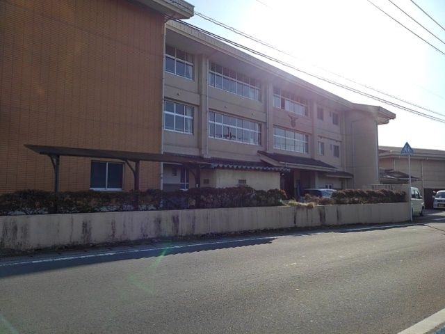 近くの日田市立日隈小学校まで390m(徒歩5分)