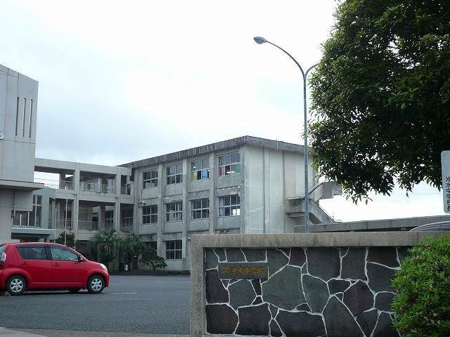 近くの中学校まで350m（徒歩5分）