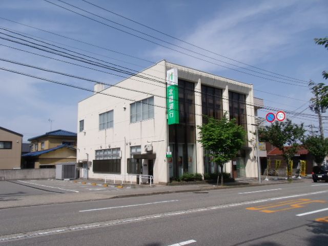 近くの北國銀行まで500m（徒歩7分）