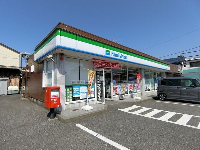 近くのファミリーマート 垂井東店まで800m（徒歩10分）