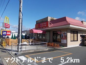 近くの飲食店まで5,200m（徒歩65分）