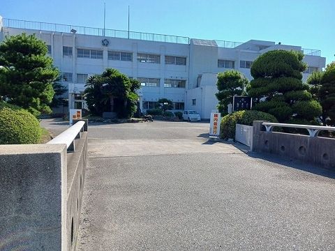 近くの松茂中学校まで300m(徒歩4分)