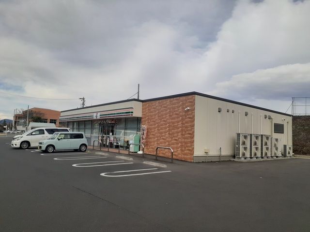 近くのセブンイレブン泉東北高校前店まで1,700m（徒歩22分）