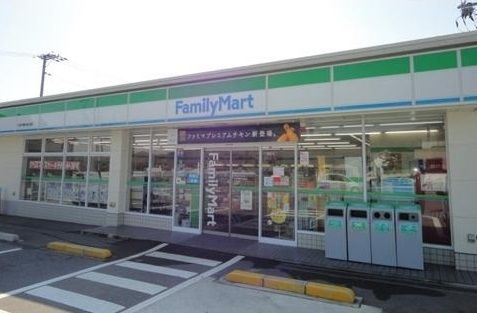 近くのファミリーマートまで1,100m（徒歩14分）