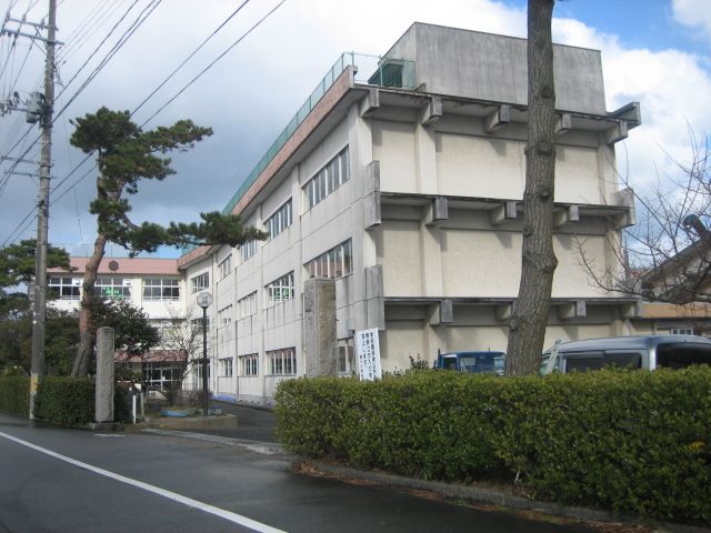 近くの濁川小学校まで800m（徒歩10分）