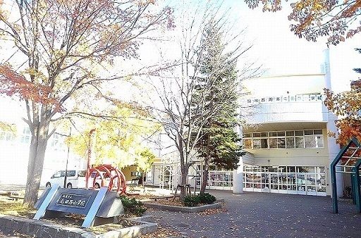 近くの小学校まで400m（徒歩5分）