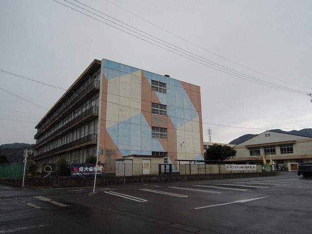 近くの高部東小学校まで750m（徒歩10分）