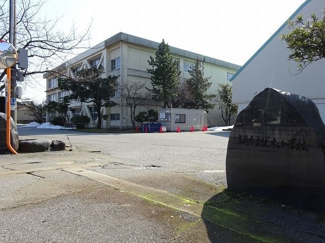 近くの伏木小学校まで500m（徒歩7分）