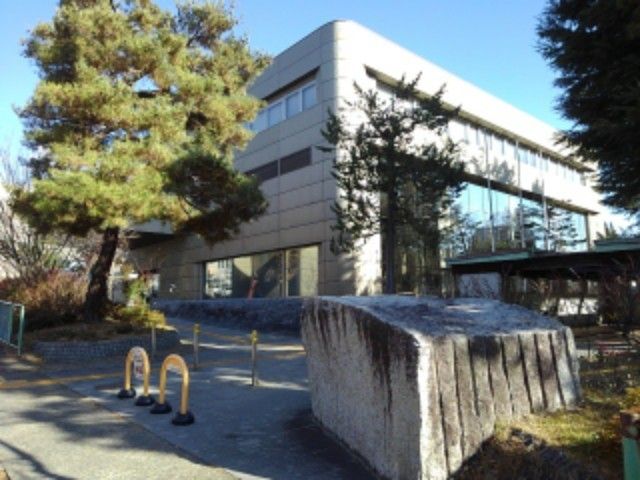 近くの図書館まで1,400m（徒歩18分）