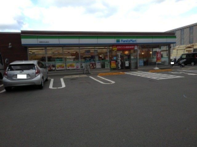 近くのファミリーマート新居浜外山店様まで300m（徒歩4分）